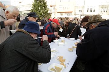 Zagrebački gradonačelnik dijelio građanima bakalar