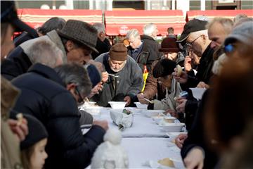 Zagrebački gradonačelnik dijelio građanima bakalar