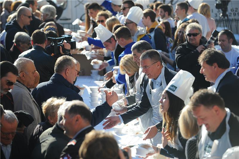 U Splitu podijeljeno 5000 porcija bakalara