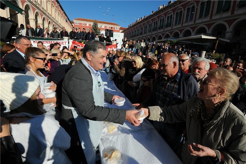 U Splitu podijeljeno 5000 porcija bakalara