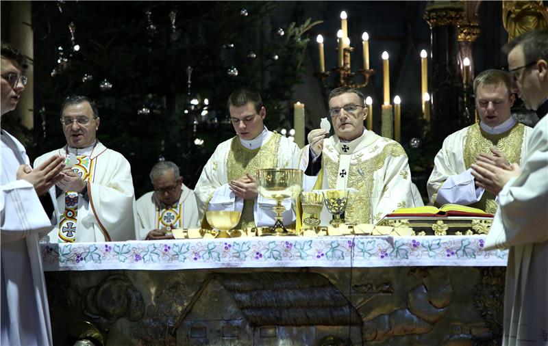 Kardinal Bozanić predvodio misu polnoćku u zagrebačkoj katedrali