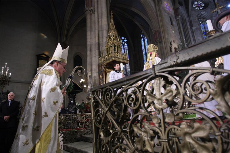 Zagrebački nadbiskup Bozanić predvodio božićno misno slavlje u zagrebačkoj katedrali