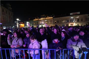 Doček Nove Godine u Osijeku na središnjem trgu uz valcer i vatromet