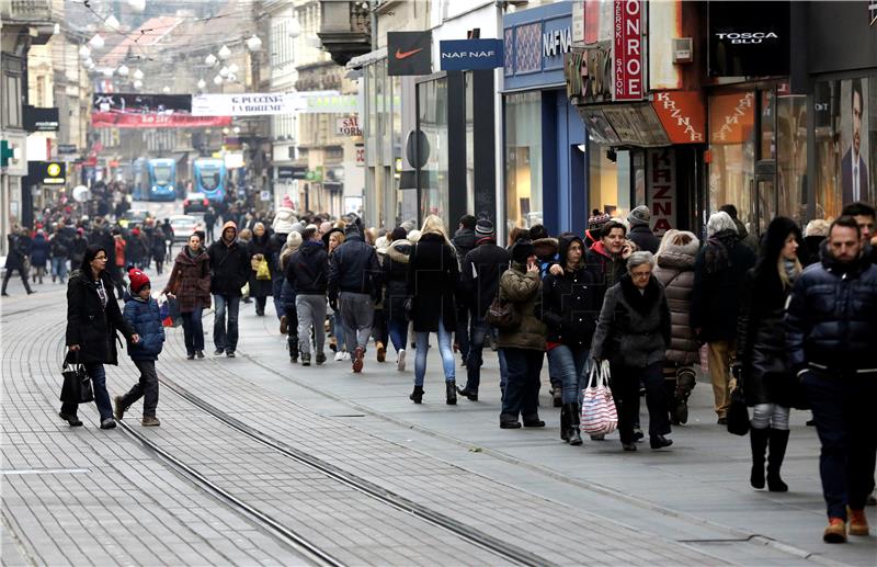 Građani i turisti u šetnji Zagrebom