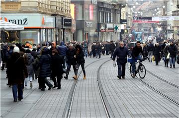 Građani i turisti u šetnji Zagrebom