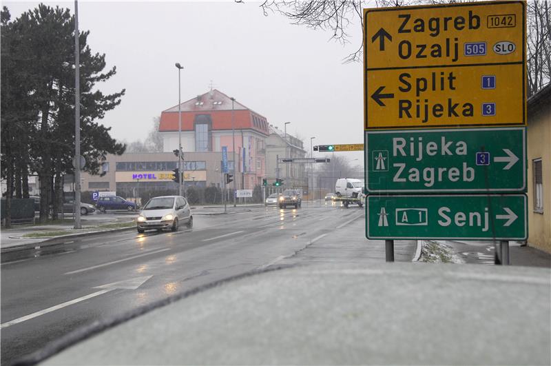 Snijeg u Karlovcu i Karlovačkoj županiji uzrokovao niz prometnih nesreća; policija poziva na oprez