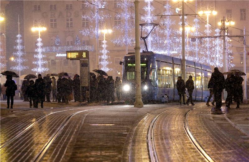 U Zagrebu počeo padati prvi snijeg ove zime