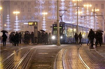 U Zagrebu počeo padati prvi snijeg ove zime