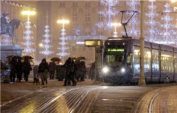 U Zagrebu počeo padati prvi snijeg ove zime