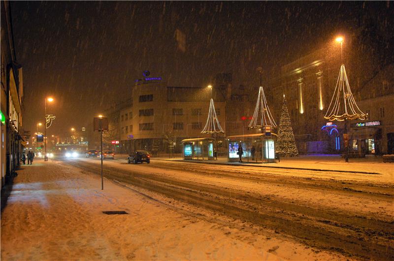 U Karlovcu počeo padati snijeg