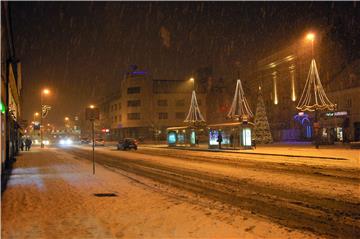 U Karlovcu počeo padati snijeg