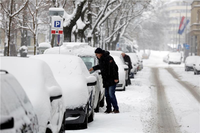 Snijeg je zabijelio zagrebačke ulice