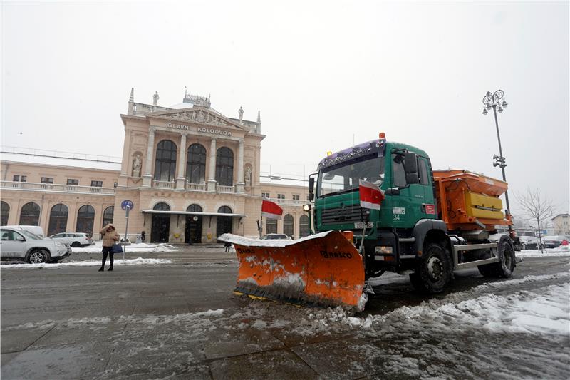 Snijeg je zabijelio zagrebačke ulice