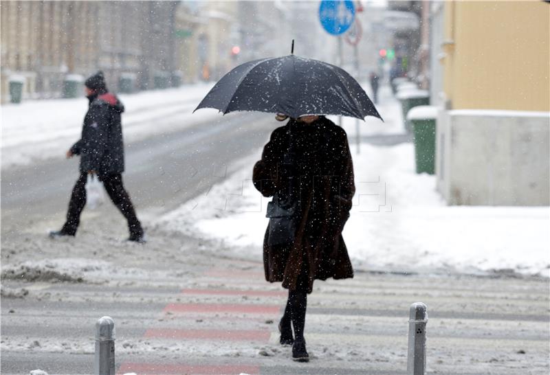 Snijeg je zabijelio zagrebačke ulice