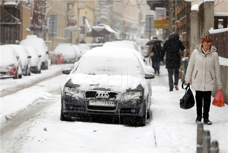 Snijeg je zabijelio zagrebačke ulice