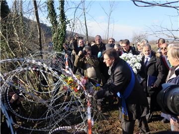 Prosvjed protiv žičane ograde na slovenskoj strani prijelaza Kaštel