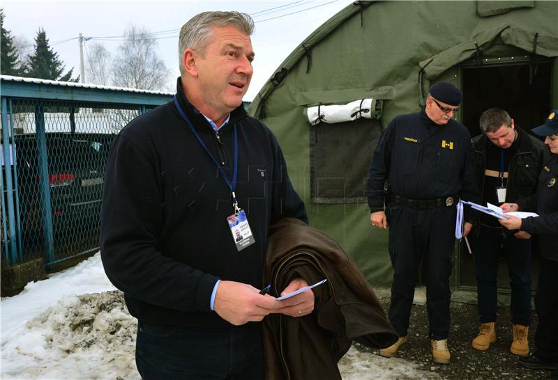 Ranko Ostojić održao konferenciju za novinare u Zimskom prihvatnom tranzitnom centru u Slavonskom Brodu