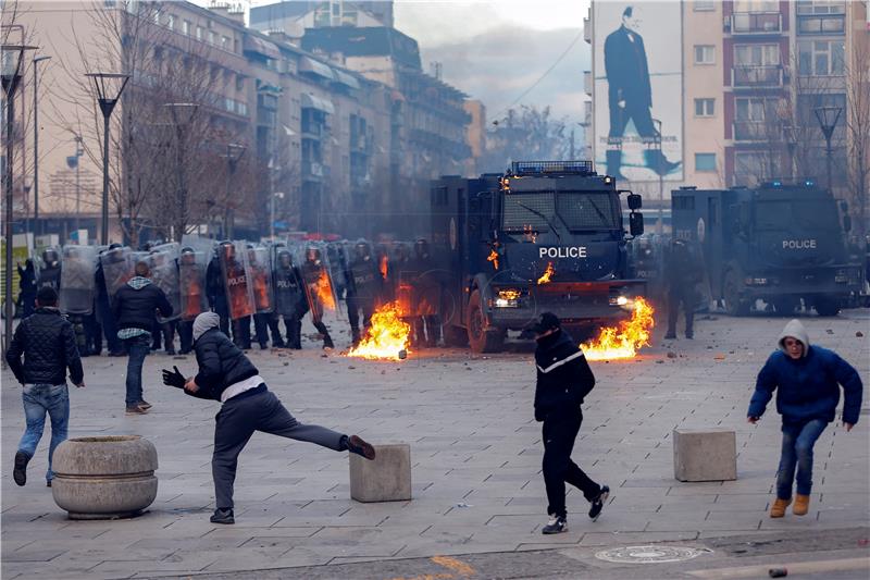 Prosvjedi u Prištini, molotovljevi kokteli izazvali požar u zgradi vlade 