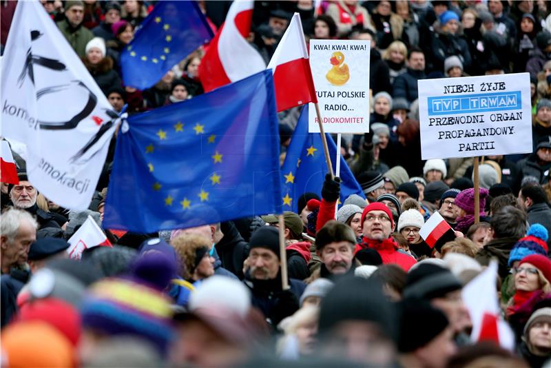 Tisuće Poljaka izišle na ulice u obranu javnih medija