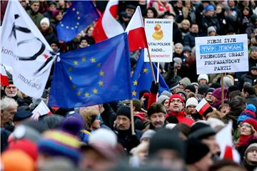 Tisuće Poljaka izišle na ulice u obranu javnih medija