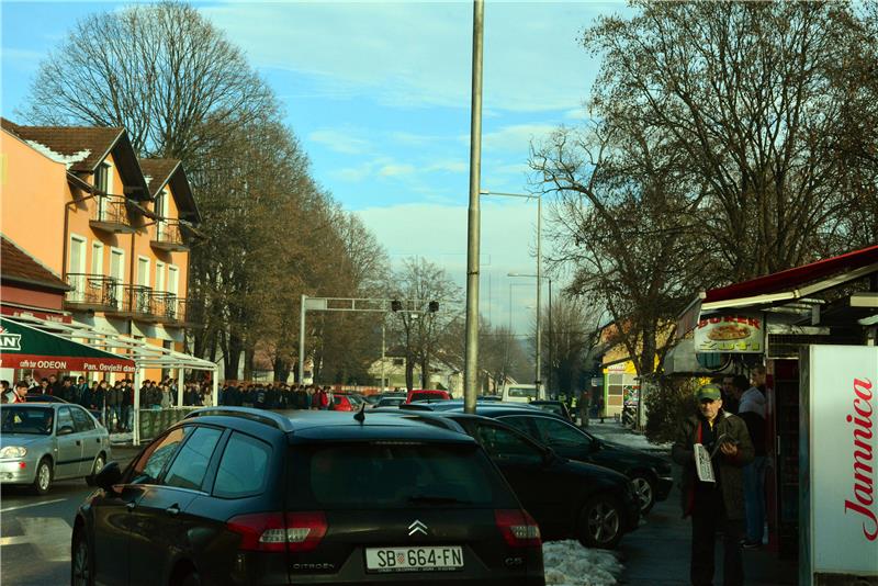 Slavonski Brod - Dvadeset izbjeglica iskočilo iz vlaka -policija ih brzo ulovila 