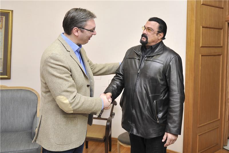 Vučić uručio srbijansku putovnicu američkom glumcu Stevenu Seagalu