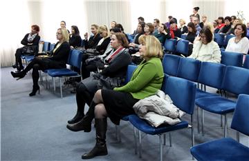 Okrugli stol "Važnost edukacije stručnih osoba koje rade sa žrtvama nasilja u obitelji"