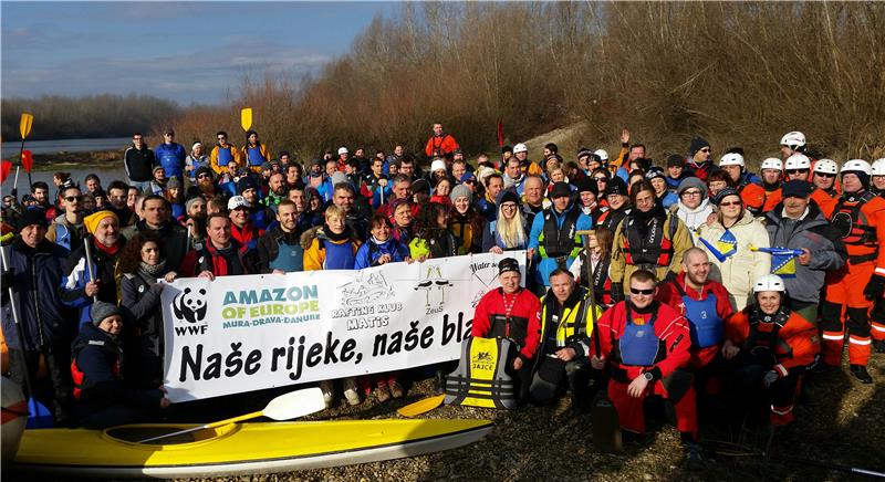 Više od 200 kajakaša i raftera u Zimskom spustu Dravom uz poruku  "Za naše rijeke, naše blago!"