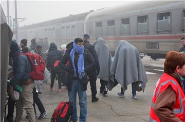 Close to 2,500 migrants enter Croatia on Friday