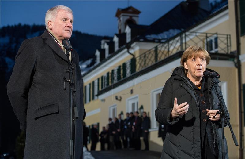 Bavarski premijer pritišće Merkel oko migantske politike