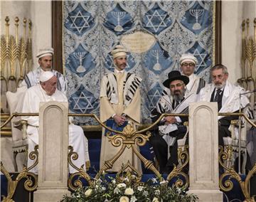 ROME POPE FRANCIS VISITS SYNAGOGUE