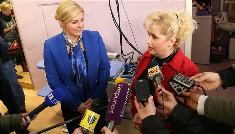 Kolinda Grabar-Kitarović uručila industrijsko glačalo, kupljeno sredstvima proračunske naknade za troškove predizborne kampanje, članicama Udruge 'Kamensko'