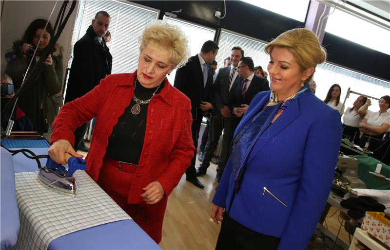 Kolinda Grabar-Kitarović uručila industrijsko glačalo, kupljeno sredstvima proračunske naknade za troškove predizborne kampanje, članicama Udruge 'Kamensko'