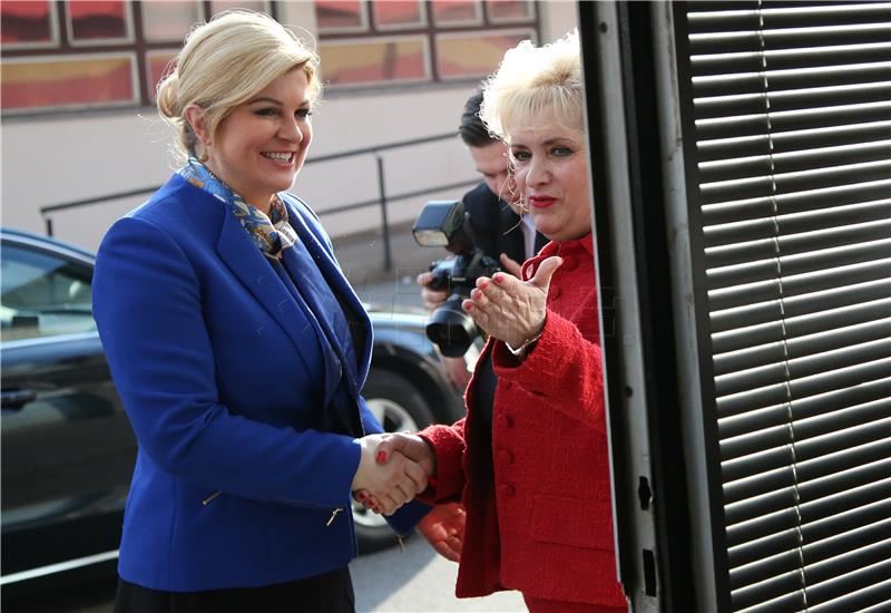 Kolinda Grabar-Kitarović uručila industrijsko glačalo, kupljeno sredstvima proračunske naknade za troškove predizborne kampanje, članicama Udruge 'Kamensko'