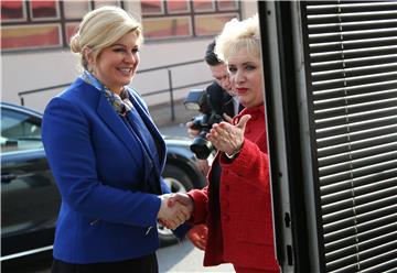 Kolinda Grabar-Kitarović uručila industrijsko glačalo, kupljeno sredstvima proračunske naknade za troškove predizborne kampanje, članicama Udruge 'Kamensko'