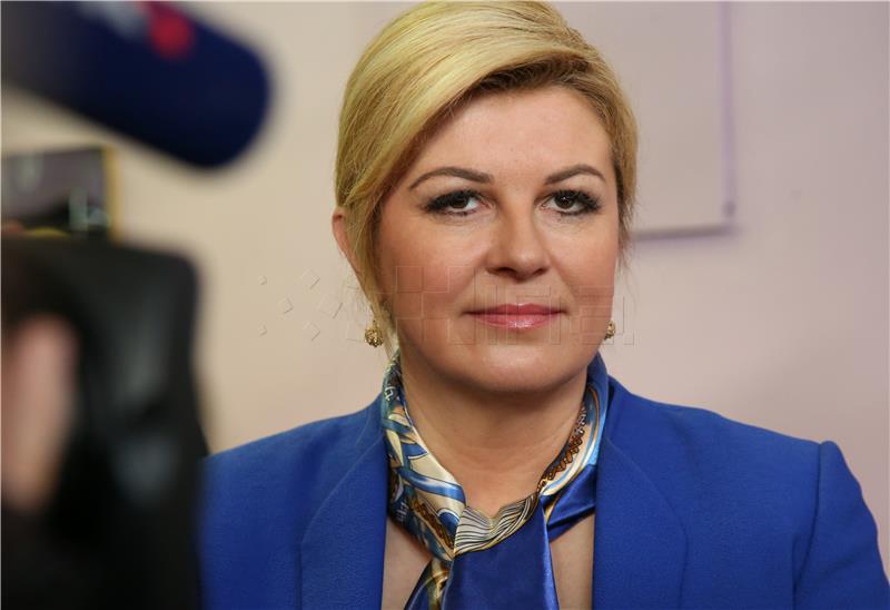 Kolinda Grabar-Kitarović uručila industrijsko glačalo, kupljeno sredstvima proračunske naknade za troškove predizborne kampanje, članicama Udruge 'Kamensko'