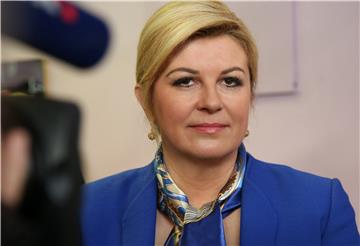 Kolinda Grabar-Kitarović uručila industrijsko glačalo, kupljeno sredstvima proračunske naknade za troškove predizborne kampanje, članicama Udruge 'Kamensko'