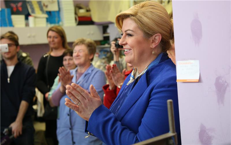 Kolinda Grabar-Kitarović uručila industrijsko glačalo, kupljeno sredstvima proračunske naknade za troškove predizborne kampanje, članicama Udruge 'Kamensko'