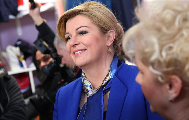 Kolinda Grabar-Kitarović uručila industrijsko glačalo, kupljeno sredstvima proračunske naknade za troškove predizborne kampanje, članicama Udruge 'Kamensko'