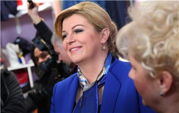 Kolinda Grabar-Kitarović uručila industrijsko glačalo, kupljeno sredstvima proračunske naknade za troškove predizborne kampanje, članicama Udruge 'Kamensko'