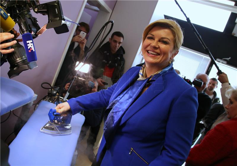 Kolinda Grabar-Kitarović uručila industrijsko glačalo, kupljeno sredstvima proračunske naknade za troškove predizborne kampanje, članicama Udruge 'Kamensko'