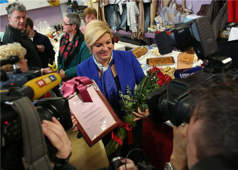 Kolinda Grabar-Kitarović uručila industrijsko glačalo, kupljeno sredstvima proračunske naknade za troškove predizborne kampanje, članicama Udruge 'Kamensko'