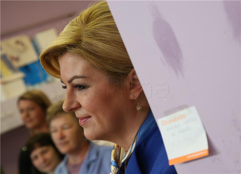 Kolinda Grabar-Kitarović uručila industrijsko glačalo, kupljeno sredstvima proračunske naknade za troškove predizborne kampanje, članicama Udruge 'Kamensko'