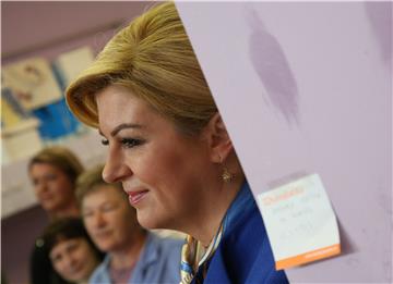 Kolinda Grabar-Kitarović uručila industrijsko glačalo, kupljeno sredstvima proračunske naknade za troškove predizborne kampanje, članicama Udruge 'Kamensko'