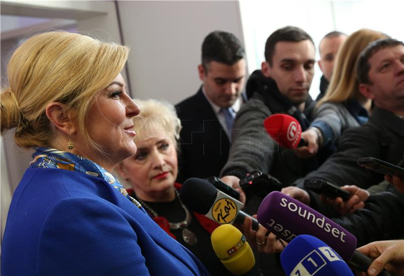 Kolinda Grabar-Kitarović uručila industrijsko glačalo, kupljeno sredstvima proračunske naknade za troškove predizborne kampanje, članicama Udruge 'Kamensko'