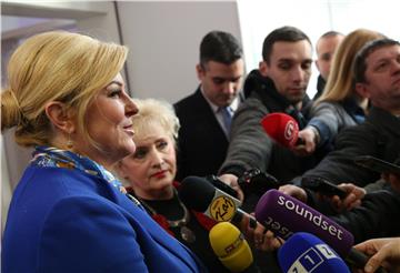 Kolinda Grabar-Kitarović uručila industrijsko glačalo, kupljeno sredstvima proračunske naknade za troškove predizborne kampanje, članicama Udruge 'Kamensko'