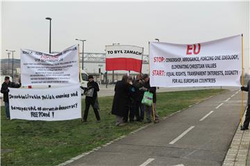  Poljski građani organizirali skup potpore poljskoj konzervativnoj vladi