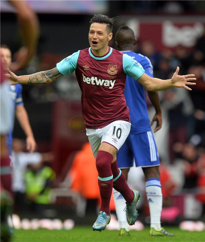 Zarate napustio West Ham, dolazi Emenike