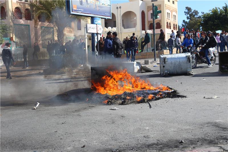 Tunis uveo policijski sat nakon prosvjeda kakvi nisu viđeni od 2011.