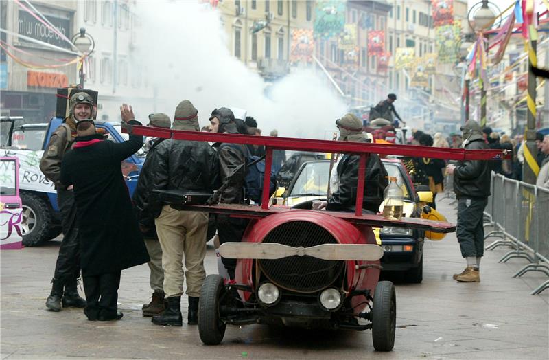 U sklopu Riječkog karnevala održan maškarani auto-rally Pariz-Bakar